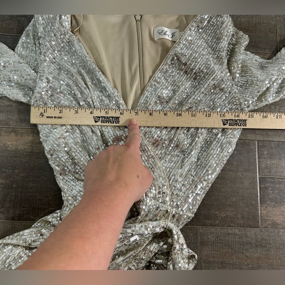 NEW Eliza J Women's Long Sleeve V Neck Evening Jumpsuit Silver Sequin - Picture 7 of 13